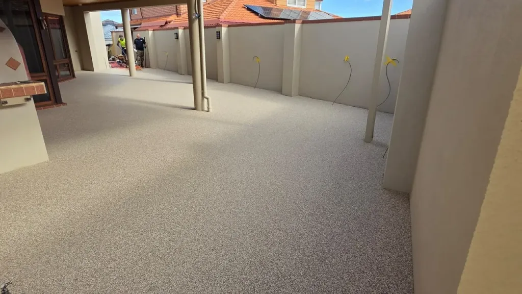 Terraza cubierta con stone carpet recién instalado, patio residencial